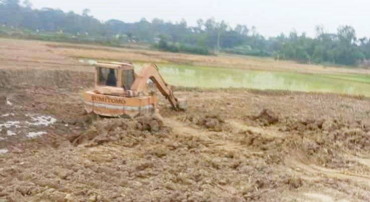 মাটির টপসয়েল কাটার দায়ে লোহাগাড়ার ইউএনও, এসিল্যান্ডের অভিযান,তিনজনকে জরিমানা 