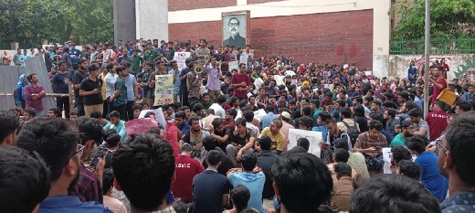 ছাত্র রাজনীতি বন্ধসহ ছয় দফা দাবিতে উত্তাল বুয়েট