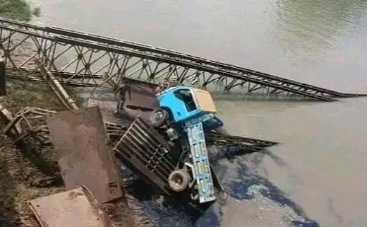 আনোয়ারায় বেইলি ব্রিজ ভেঙে বালুবোঝাই ট্রাক খালে