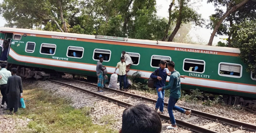  বিজয় এক্সপ্রেস’র ৮ বগি লাইনচ্যুত