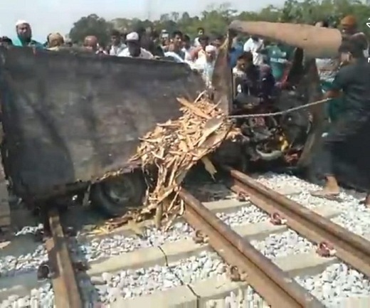 চকরিয়ায় কক্সবাজার এক্সপ্রেসের সঙ্গে নসিমনের সংঘর্ষ