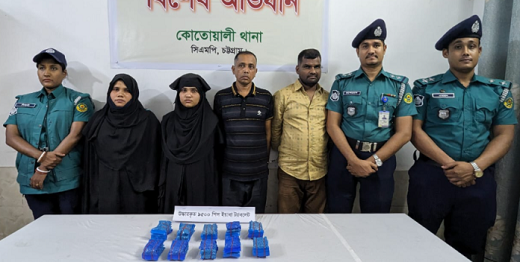 কোতোয়ালী মোড় থেকে ইয়াবা ও নারীসহ আটক ৪