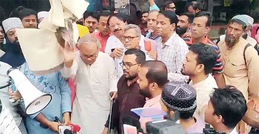 নিজের চাদর ছুড়ে ফেলে ভারতীয় পণ্য বর্জন করলেন রিজভী