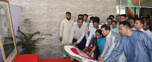 বঙ্গবন্ধুর প্রতিকৃতিতে ভারপ্রাপ্ত সিইসির পুষ্পস্তবক অর্পণ