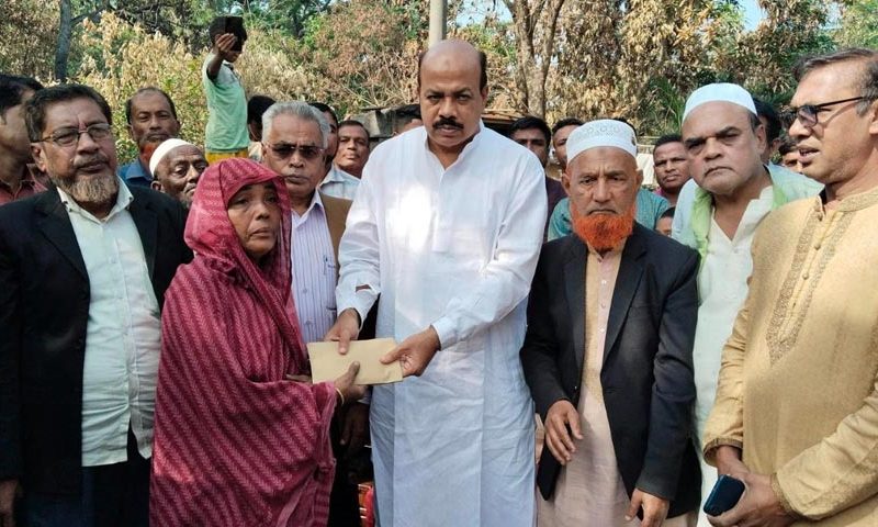 সীতাকুণ্ডে অগ্নিকান্ডে ক্ষতিগ্রস্ত পরিবারের মাঝে জননেতা আসলাম চৌধুরীর আর্থিক অনুদান
