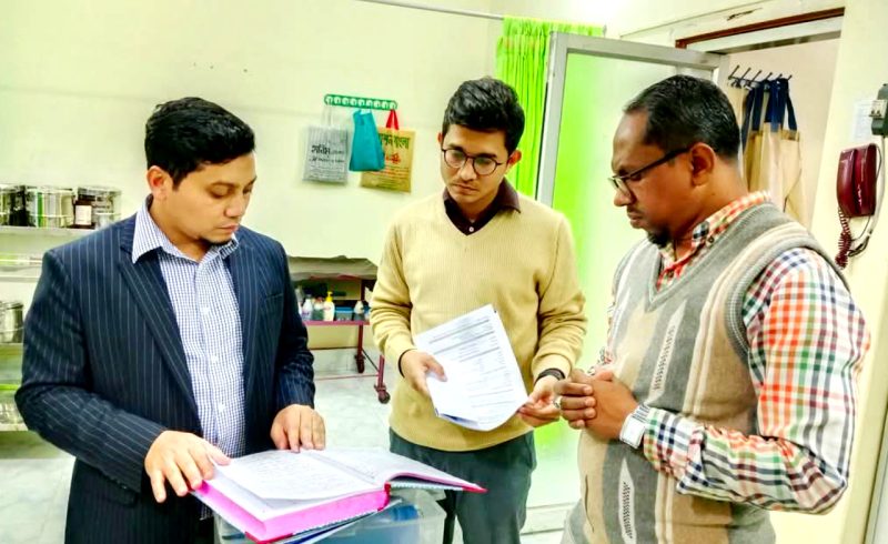 লোহাগাড়ায় বেসরকারি হসপিটাল পরিদর্শনে ডাঃ মোহাম্মদ ইকবাল হোসাইন