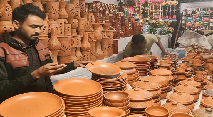 বিজয় মেলায় মৃৎশিল্প জিনিসের কদর বেশি