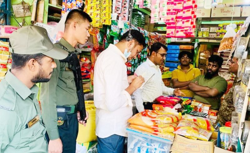 লোহাগাড়ায় দ্রব্যমূল্যের ঊর্ধ্বগতি ঠেকাতে ইউএনও`র অভিযান,তিন দোকানীকে জরিমানা