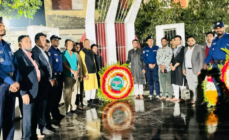 একুশের প্রথম প্রহরে লোহাগাড়ায় শ্রদ্ধাঞ্জলী