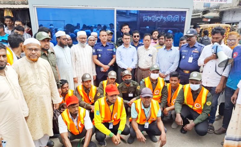 যানজট নিরসনে লোহাগাড়ায় দশজন আনসার সদস্য নিয়োগ দিয়েছে উপজেলা প্রশাসন