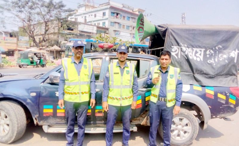 মহাসড়কে থ্রি হুইলার বন্ধে জনসচেতনামুলক মাইকিং দোহাজারি হাইওয়ে থানা পুলিশের