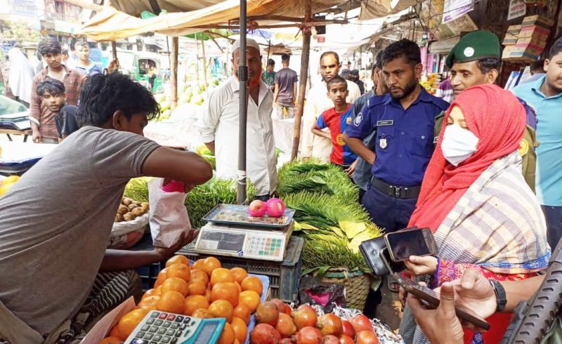 দ্রব্যমূল্যে নিয়ন্ত্রণে মাঠে এসিল্যান্ড,লোহাগাড়ায় তিন দোকানীকে জরিমানা