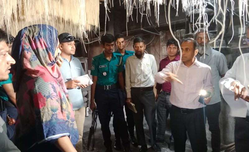 বাকলিয়ায় সেমাই ফ্যাক্টরীতে অভিযান চালিয়ে জরিমানা করলেন ভোক্তা অধিকার অধিদপ্তর