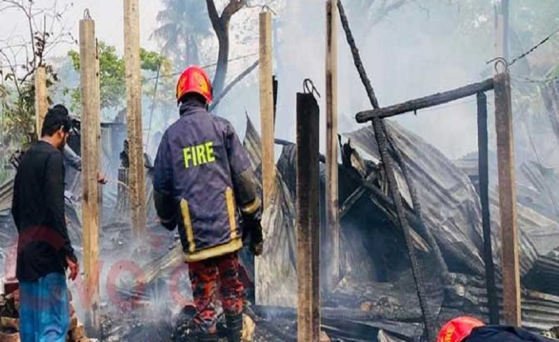 আনোয়ারা তৈলারদ্বীপে আগুনে ২ বসতঘর পুড়ে ছাই