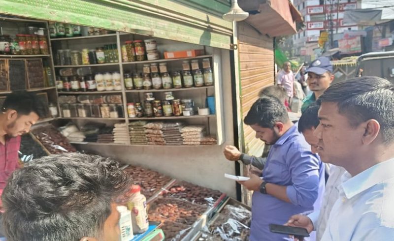 নগরের ৩ বাজরে জেলা প্রশাসনের অভিযান,জরিমানা গুনল ৫ প্রতিষ্ঠান