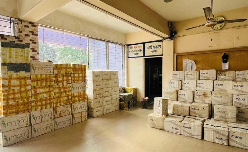 হাটহাজারীতে কোটি টাকার ভারতীয় সিগারেটসহ আটক ২