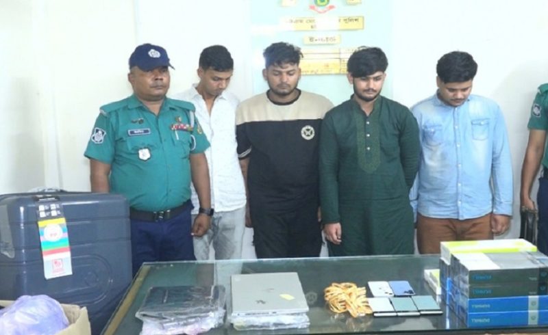 পতেঙ্গায় স্বর্ণ-মোবাইল-ল্যাপটপ ও বিপুল সিগারেটসহ আটক ৫