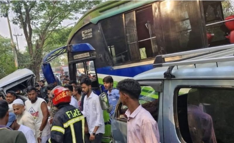 লোহাগাড়ায় বাস-মাইক্রোবাস সংঘর্ষে নিহত ৭