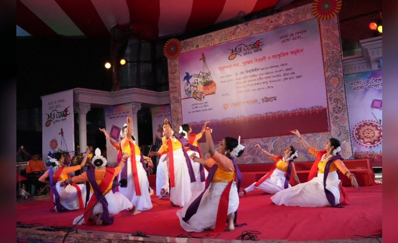 পুরনোকে বিদায় জানিয়ে বর্ণিল আয়োজনে নববর্ষ বরণ