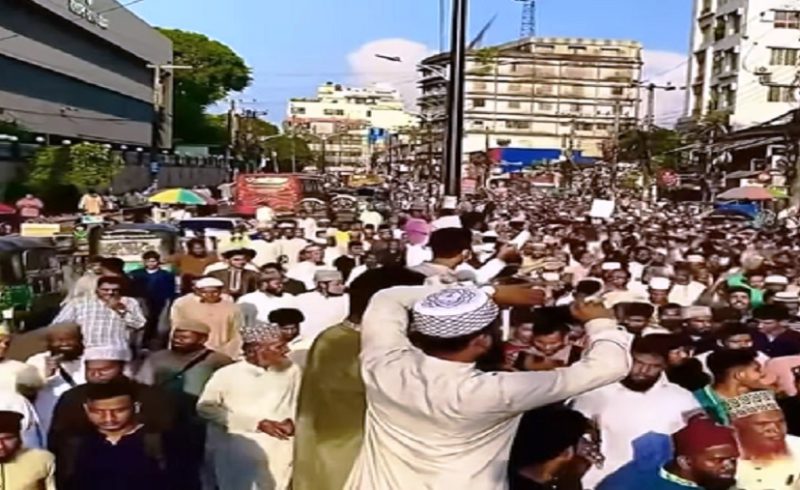 সুন্নি আলেম রইস হত্যা: চট্টগ্রামে সড়ক অবরোধ-বিক্ষোভ