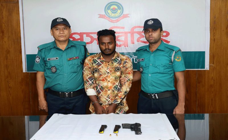 কোতোয়ালী থানার অস্ত্র লুটে জড়িত ভ্যানচালক রনি গ্রেপ্তার