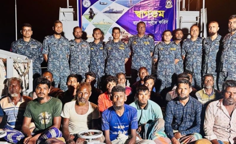 বঙ্গোপসাগরে ইঞ্জিন বিকল ভাসমান ট্রলারসহ ১৮ জেলে উদ্ধার