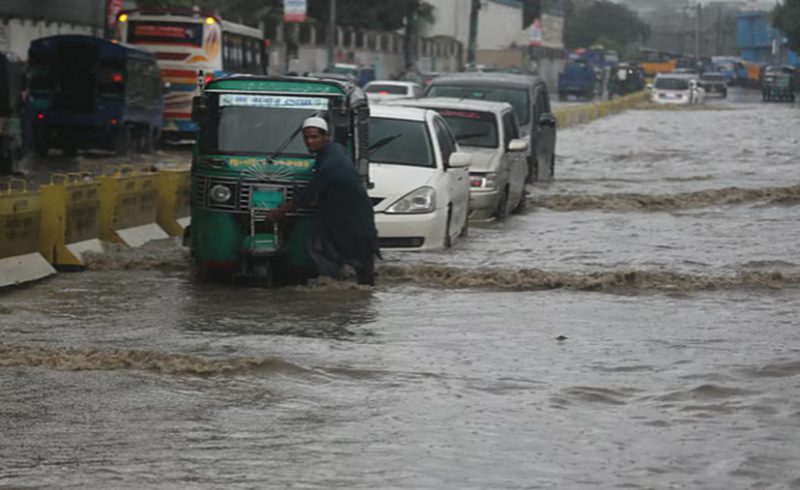 টানা বৃষ্টি-জোয়ারে চট্টগ্রামের বিভিন্ন সড়কে জলাবদ্ধতা,ভোগান্তি চরমে