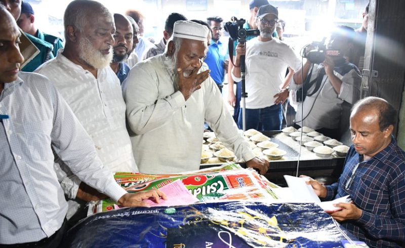 পাহাড়তলী বাজারে চালের ৩ আড়তকে লক্ষাধিক টাকা জরিমানা