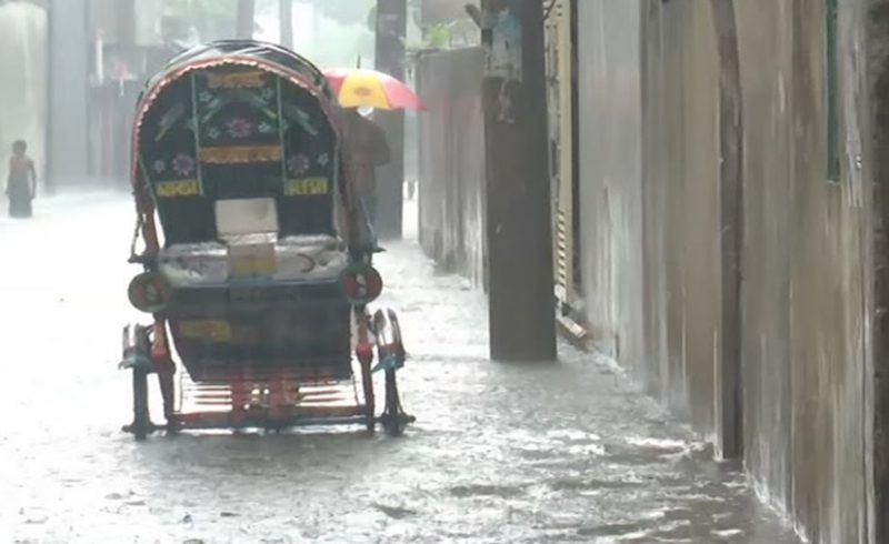 টানা বৃষ্টিতে চট্টগ্রাম নগরে জনদুর্ভোগ চরমে