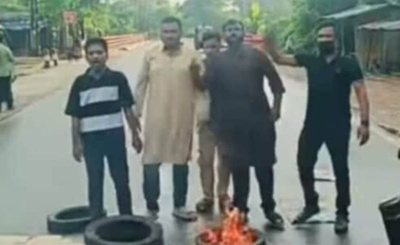 চকরিয়ায় হরতালের সমর্থনে টায়ার জ্বালিয়ে বিক্ষোভ
