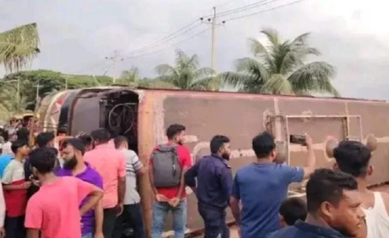 কেইপিজেডে নিয়ন্ত্রণ হারিয়ে বাস উল্টে ২০ শ্রমিক আহত