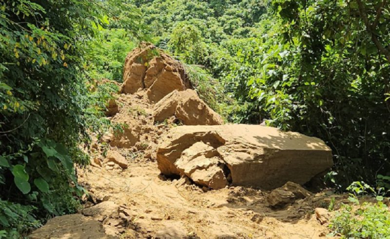 পাহাড় ধসে ৫ দিন ধরে বন্ধ মিরসরাই-ফটিকছড়ি সড়ক