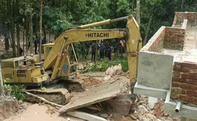 পেকুয়ায় অবৈধ স্থাপনা উচ্ছেদ করল বনবিভাগ