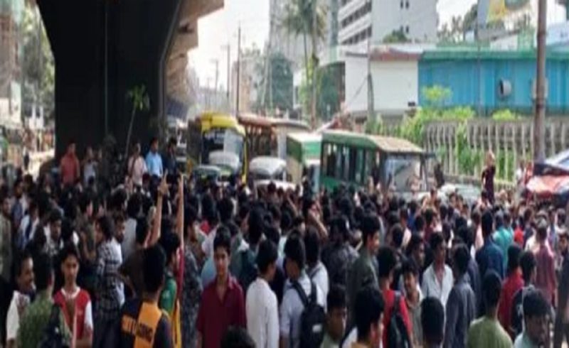 শিক্ষা উপদেষ্টার পদত্যাগের দাবিতে চট্টগ্রামে সড়ক অবরোধ