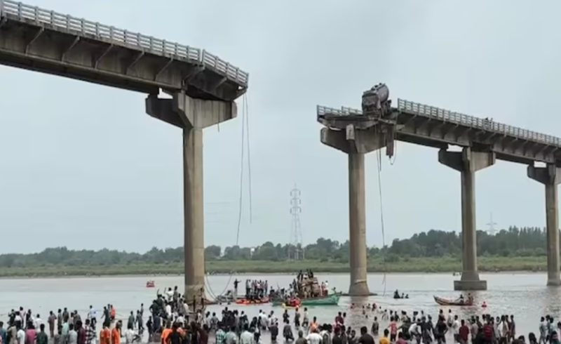 সেতু ভেঙে নদীতে ট্রাক, নিহত ২