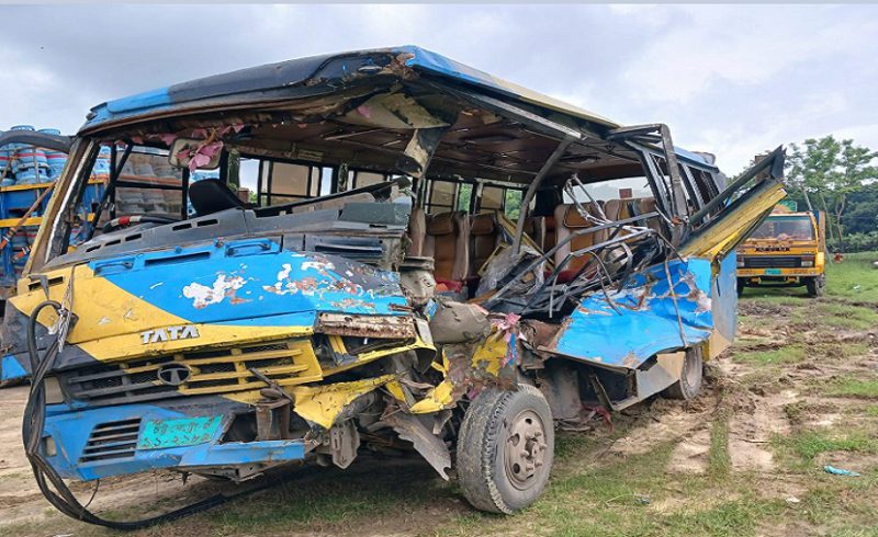 সীতাকুণ্ডে বাস-প্রাইভেট কার সংঘর্ষে নিহত ১, আহত ১০