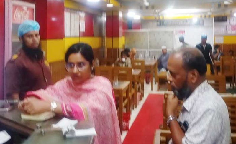 স্টেশন রোডের ৩ হোটেল ও ২ ফার্মেসীকে ৭৬ হাজার টাকা জরিমানা