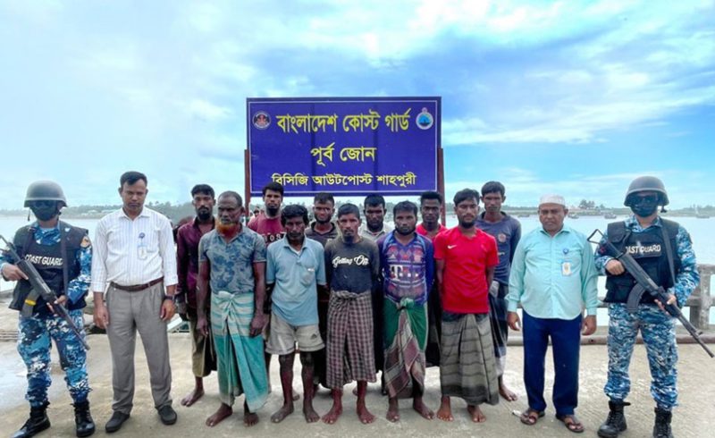 টেকনাফে কোস্ট গার্ডের অভিযানে ট্রলিং বোটসহ ৩ লাখ টাকার মাছ জব্দ