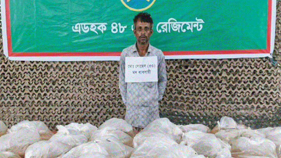 বোয়ালখালীতে বস্তাভর্তি চোলাই মদসহ সিএনজি চালক আটক