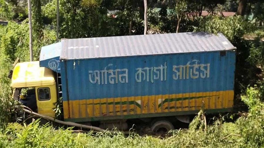 সড়কে পথচারী নারীকে চাপা দিয়ে কৃষিজমিতে ছিটকে পড়ল কাভার্ডভ্যান