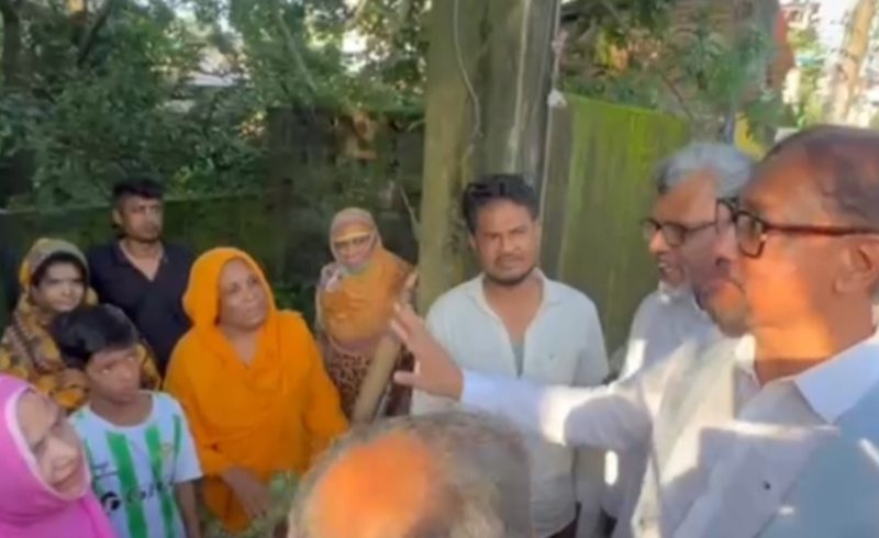 নগরের জলাবদ্ধ এলাকা ও ভাঙা সড়ক পরিদর্শন করলেন চসিক মেয়র