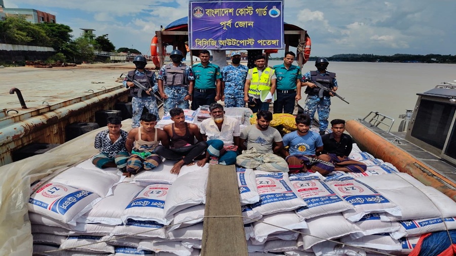 বিপুল খাদ্যসামগ্রী ও বস্ত্রসহ ৭ পাচারকারী আটক,কার্গোবোট জব্দ
