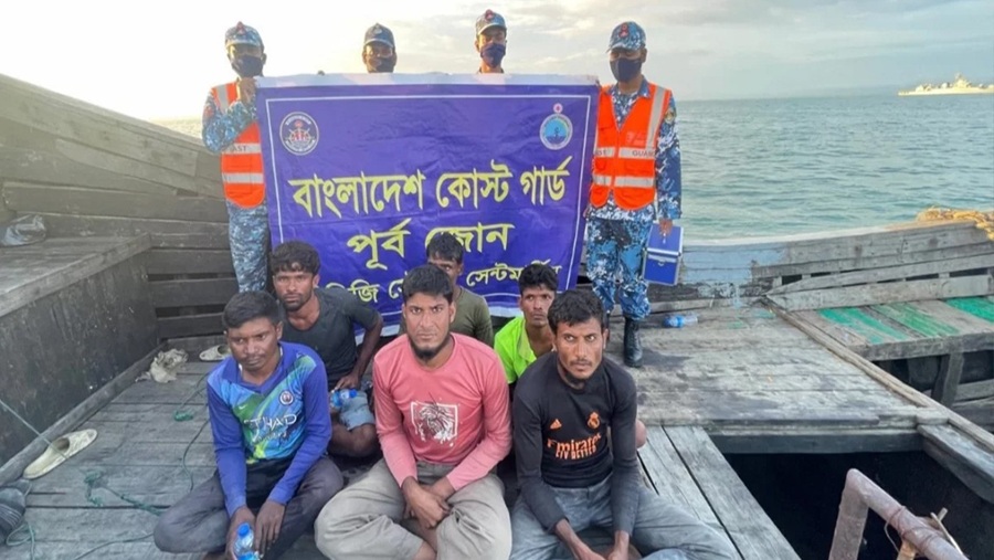 সমুদ্রে ডুবতে থাকা ট্রলার হতে জীবিত উদ্ধার হলেন ৬ জেলে