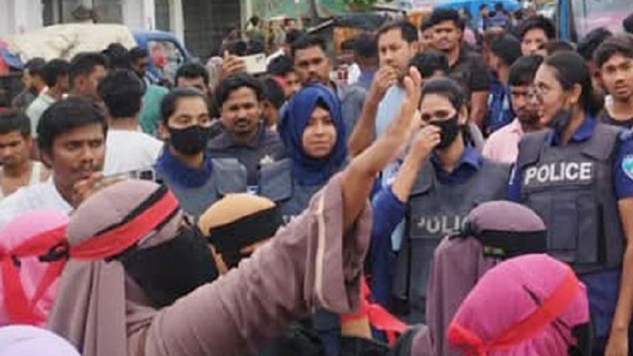 রোহিঙ্গা ক্যাম্পে শিক্ষকদের আন্দোলনে পুলিশের লাঠিচার্জ, আটক ২০