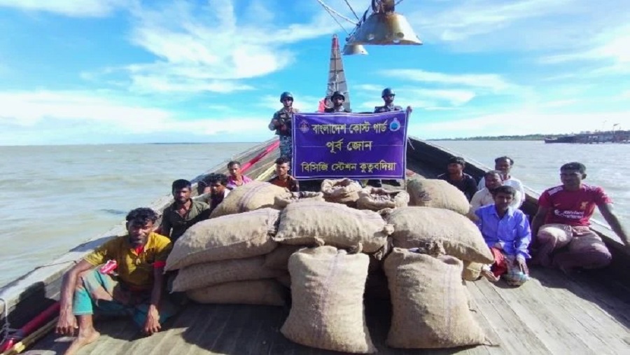 মায়ানমারে আলু পাচারকালে ফিশিং বোটসহ ১১ জন আটক