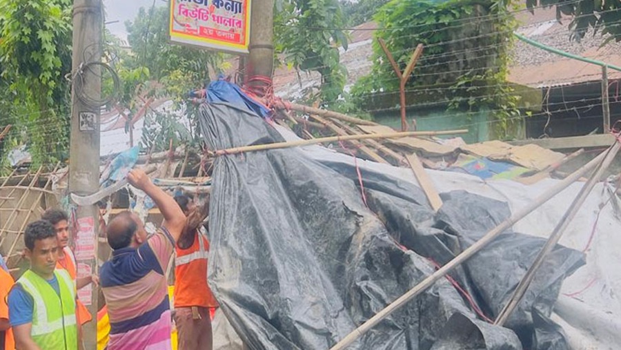 পটিয়ায় সড়ক-ফুটপাত দখল করে ব্যবসা, জরিমানা গুণল ১৫টি প্রতিষ্ঠান