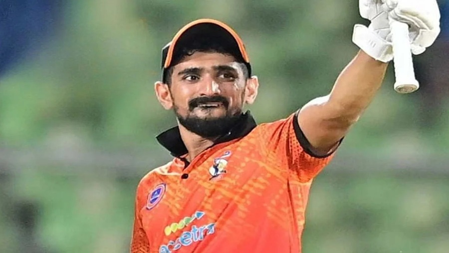 সালমানের বিধ্বংসী ব্যাটিং: ১২ বলে ১১ ছক্কা, দুই ওভারে ৭১ রান!