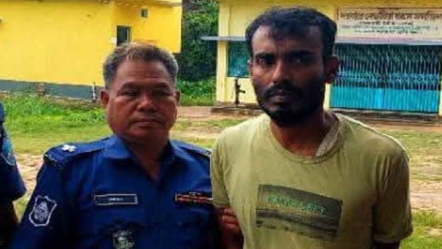বিপুল অস্ত্র ও গোলাবারুদসহ রাঙ্গুনিয়ার ত্রাস শফি গ্রেপ্তার