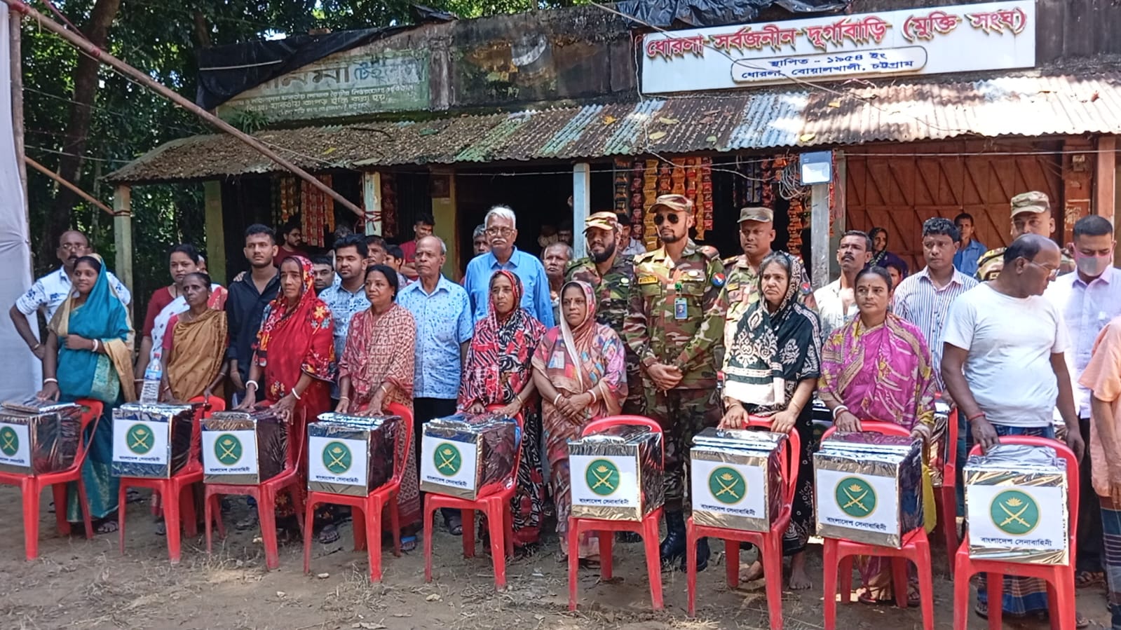 বোয়ালখালীতে শারদীয় উৎসবে সেনাবাহিনীর উপহার