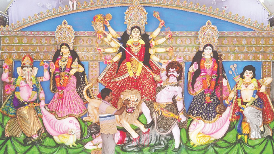 মহাষষ্ঠীতে আজ দুর্গাপূজার মূল আনুষ্ঠানিকতা শুরু